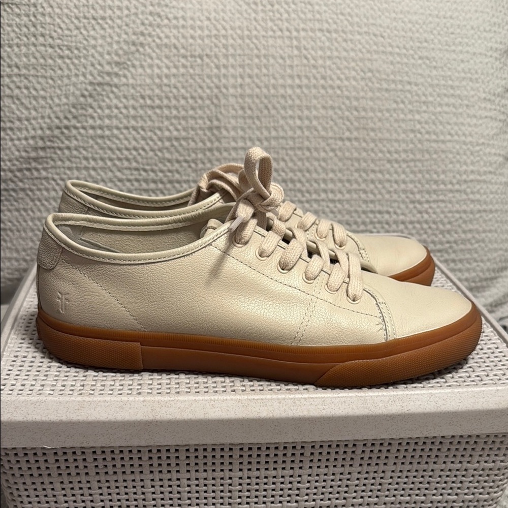 Frye Gia low lace, size 9 women